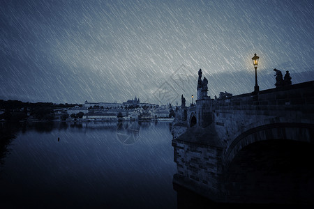 雨夜旧布拉格天线捷克布拉格背景图片