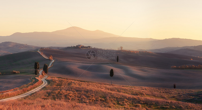 阳光明媚的托斯卡纳山谷全景托斯卡纳意大利欧洲图片