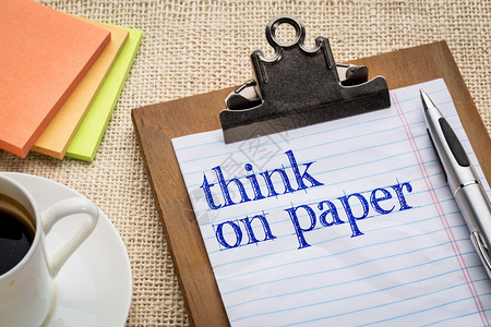 写在纸上思考写下你的目标任务和想法用笔咖啡和粘贴记写在剪板上的文字图片