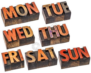 星期日字体一组每周7天头3个字母符号在用彩色墨水染的孤立原木纸质印刷打块中背景