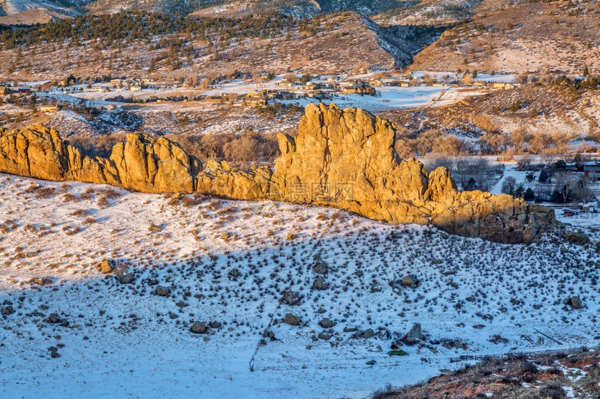 在洛夫兰附近科罗拉多北部洛基山脉脚下冬季清晨风景图片