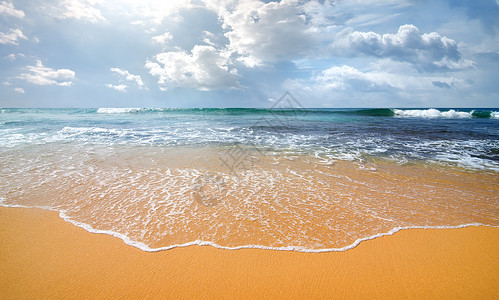 沙海岸上的洋波浪图片