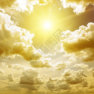 太阳照耀的奇妙云彩图片