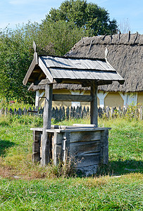 乌克兰村旧木井图片