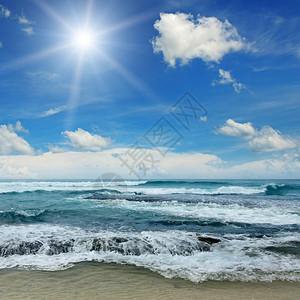 太阳在海中蓝天和之间图片