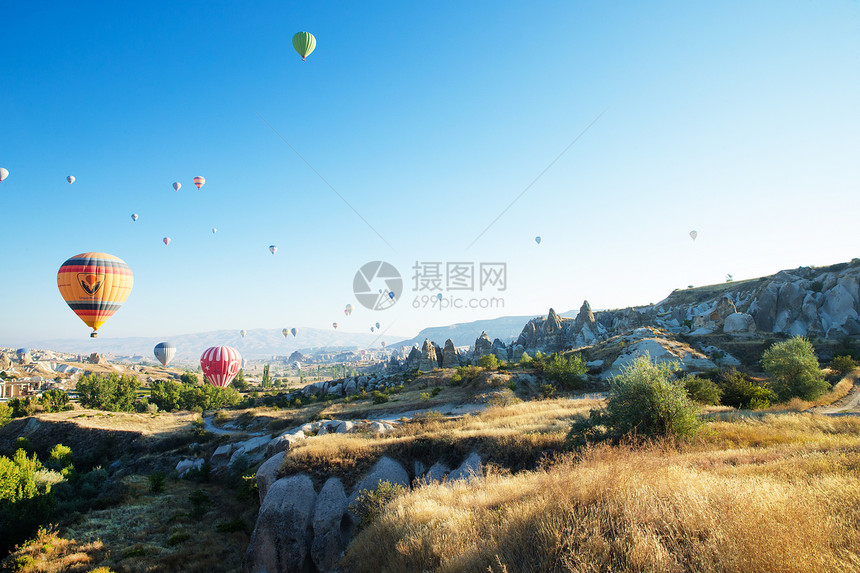 飞过卡帕多西亚的彩热空气球图片