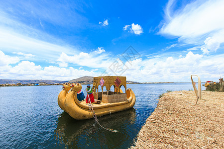 维兹罗斯利秘鲁Puno附近Titicaca湖的Totora船秘鲁xAxA背景