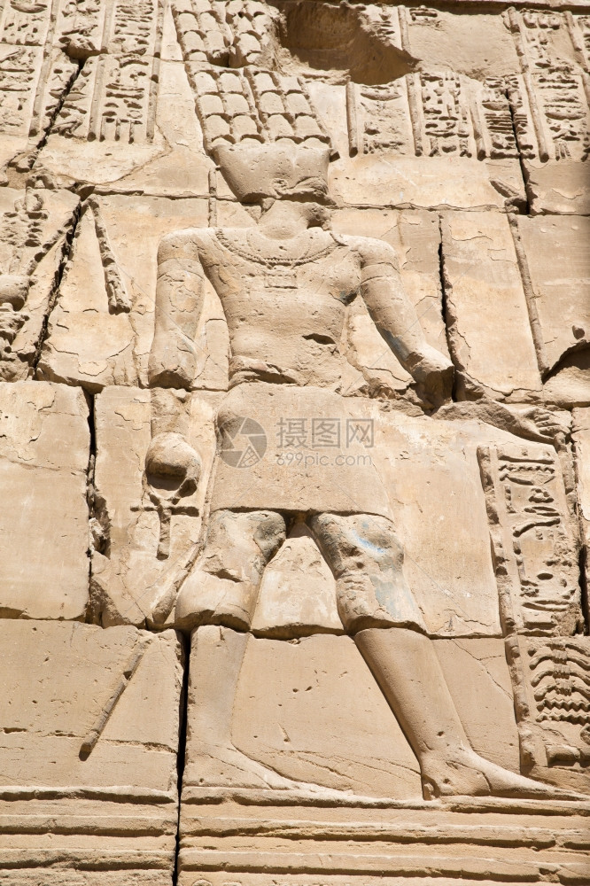 雕刻在石头上古老的象形文字图片