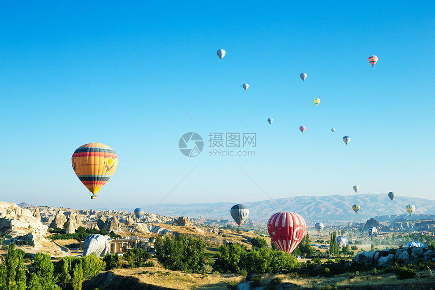 飞过卡帕多西亚的彩热空气球图片