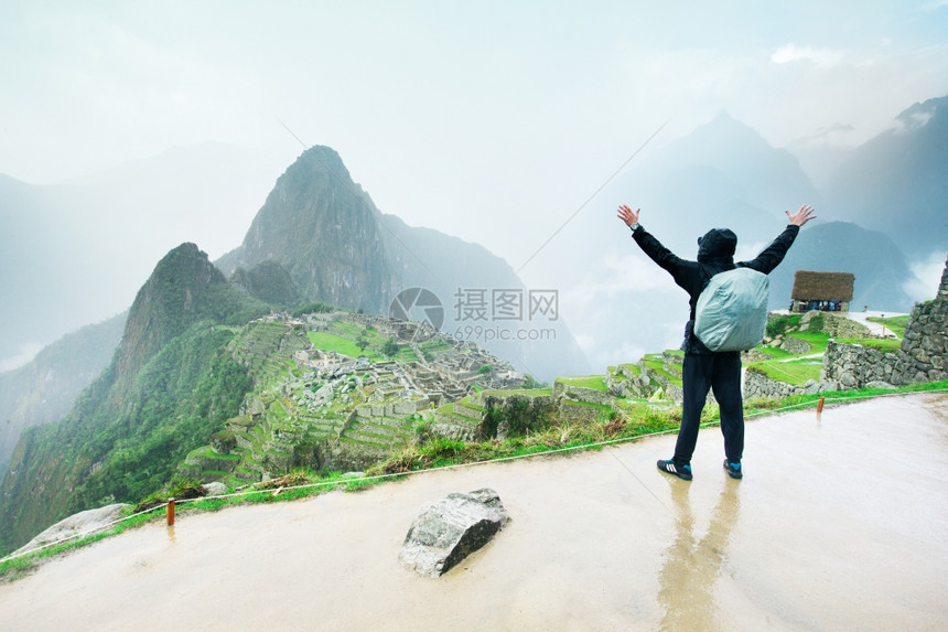 巡视秘鲁马丘皮的旅游者图片