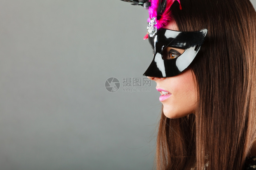 节日人和庆祝概念近身女郎面对的孔灰色背景的狂欢节女郎面罩图片