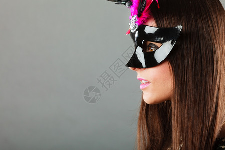 节日人和庆祝概念近身女郎面对的孔灰色背景的狂欢节女郎面罩图片