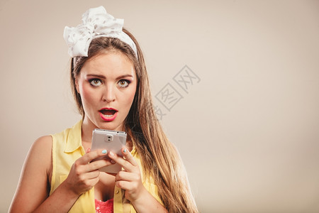 女的发短信带细胞的女人张开嘴背景图片