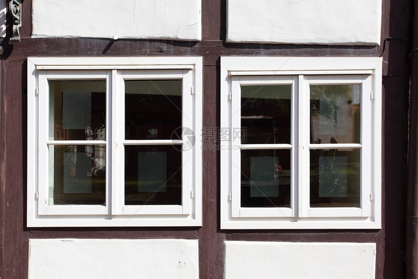 旧木材建筑窗图片