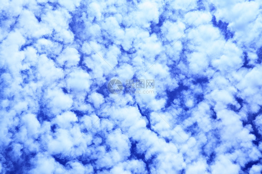 有云的天空可用作背景图片