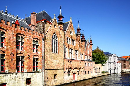 比利时布鲁日中世纪运河上的住房图片