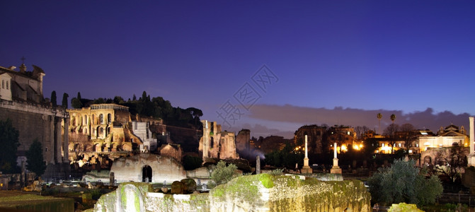 夜晚罗马论坛的废墟意大利罗马图片