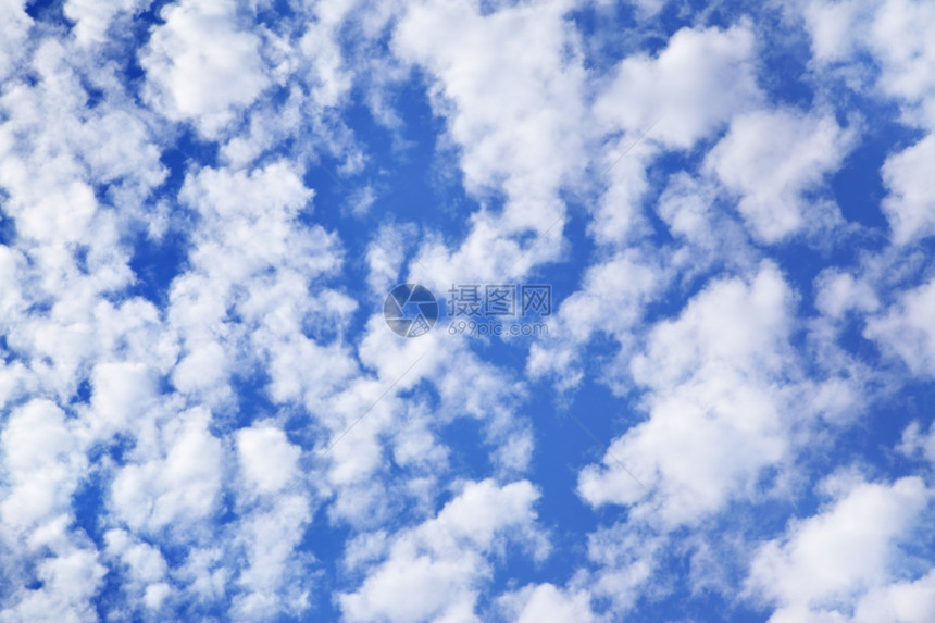蓝天空和许多小云可用作背景图片