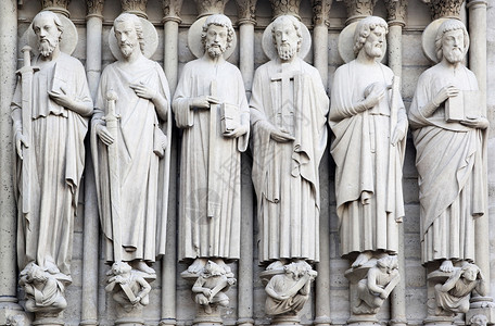 法国巴黎圣母院的面孔上圣徒图片