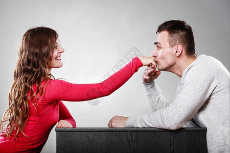 丈夫亲吻妻子的手图片