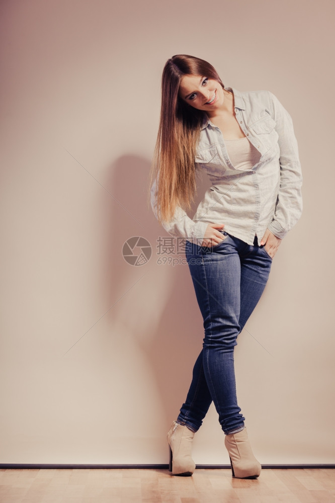 时装年轻长头发时装女牛仔裤衬衫全身过滤照片中的女模特图片