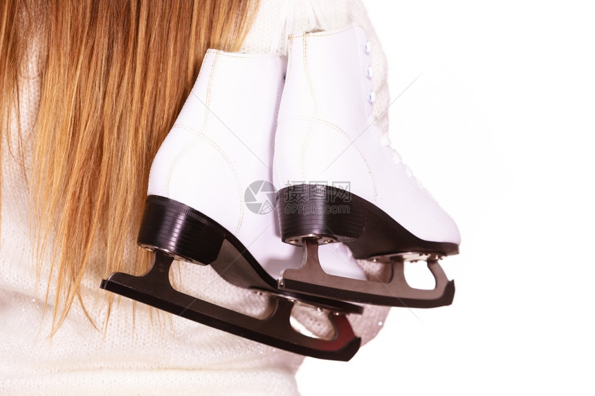 带着一对冰鞋的妇女准备滑冰冬季体育活动图片