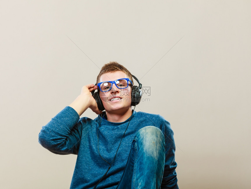 年轻时装男尚服耳机听音乐图片