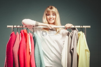 妇女在商场或衣柜中选择服在柜中选择服在商场中购买女顾客时装销售图片