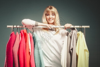 妇女在商场或衣柜中选择服在柜中选择服在商场中购买女顾客时装销售背景图片