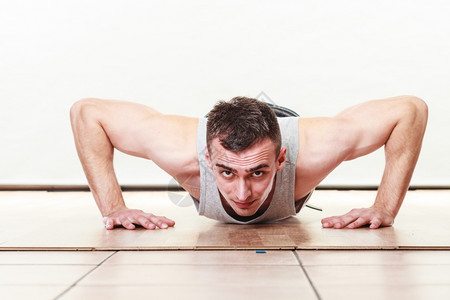 运动男子做俯卧撑关心健康和身体图片
