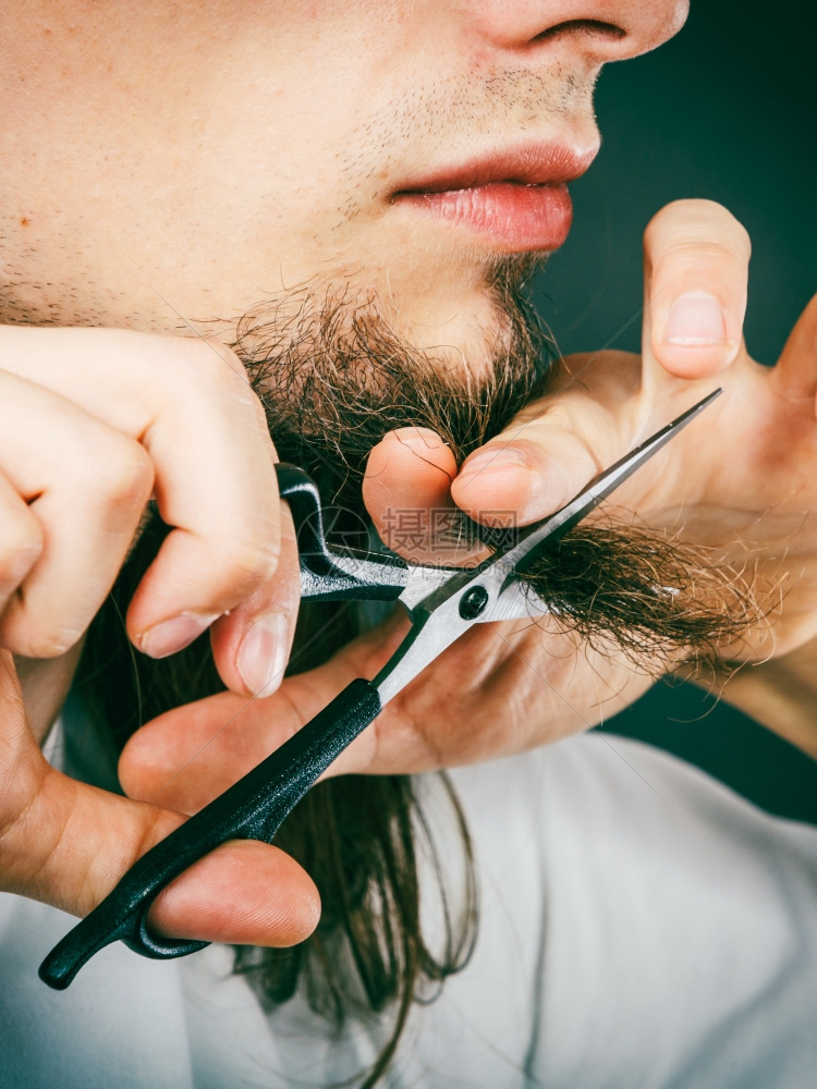 剪胡子刮长拿着剪刀的年轻人图片