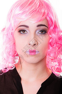 穿粉红色假发的肖像女人与白色背景隔离的粉红色假发与白背景的化妆品相比图片