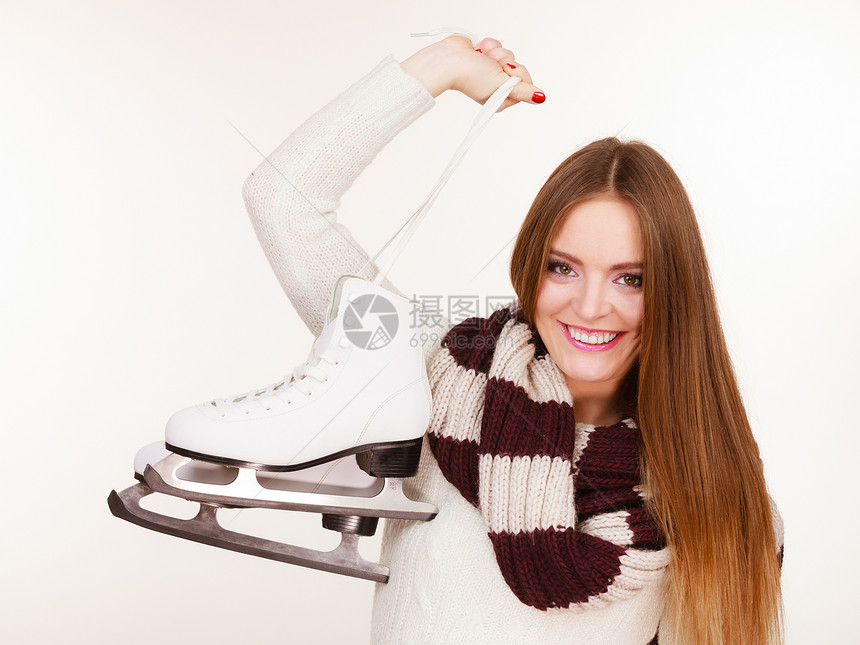 有冰鞋的女人准备去滑冰冬季体育活动图片
