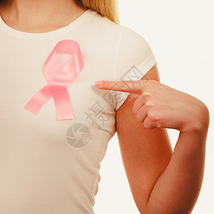 保健医药和乳腺癌认识概念将粉色癌症丝带贴在胸前图片