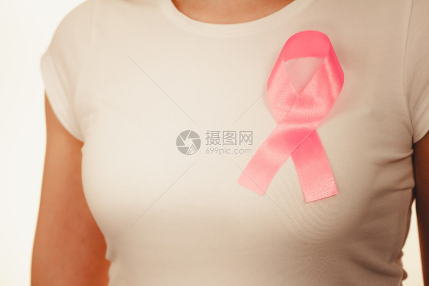 保健医药和乳腺癌认识概念将粉色癌症丝带贴在胸前图片