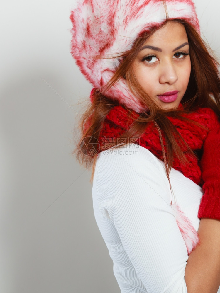 冬季时装穿暖身衣的女子毛帽围巾青年混合种族妇女穿着时装的冬季服毛帽围巾工作室拍摄图片