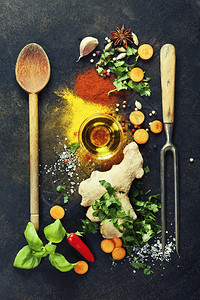 深底的新鲜原料蔬菜食品健康或烹饪概念图片