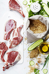 布朗大米和Raw羊排烹饪或健康饮食概念图片