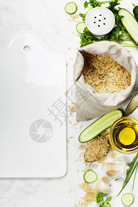 布朗大米和生新鲜蔬菜烹饪健康饮食或素概念图片