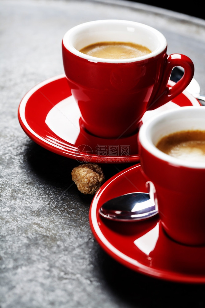 咖啡节深底的红咖啡杯图片