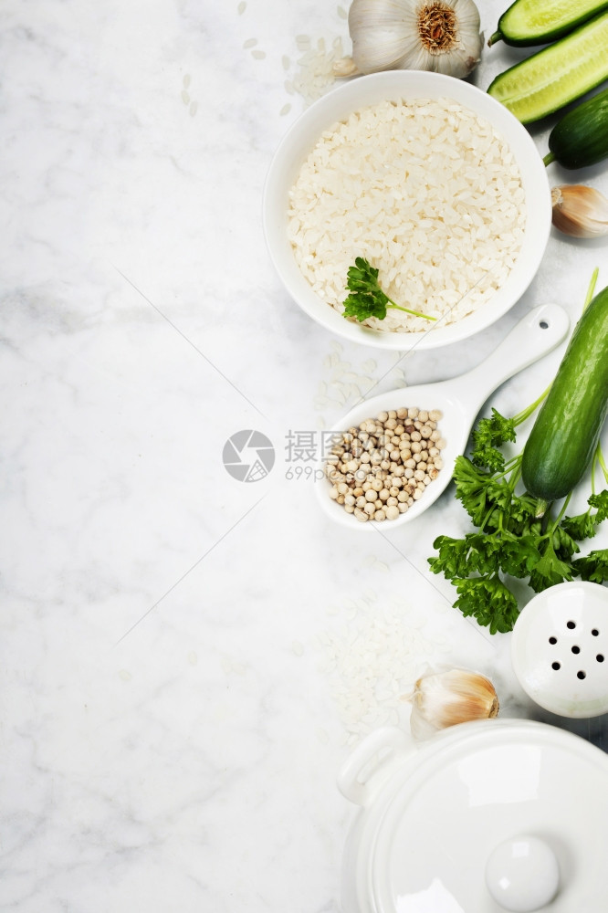 稻米和生新鲜蔬菜烹饪健康饮食或素概念图片