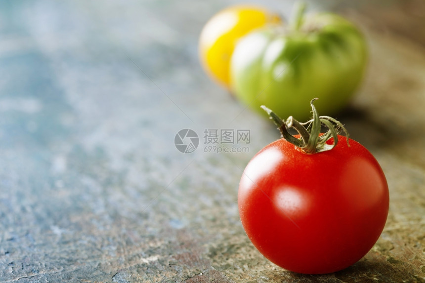 木桌上的番茄图片