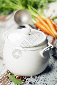 蔬菜植物汤和用古老背景烹饪锅的植物汤和烹饪锅的成分图片