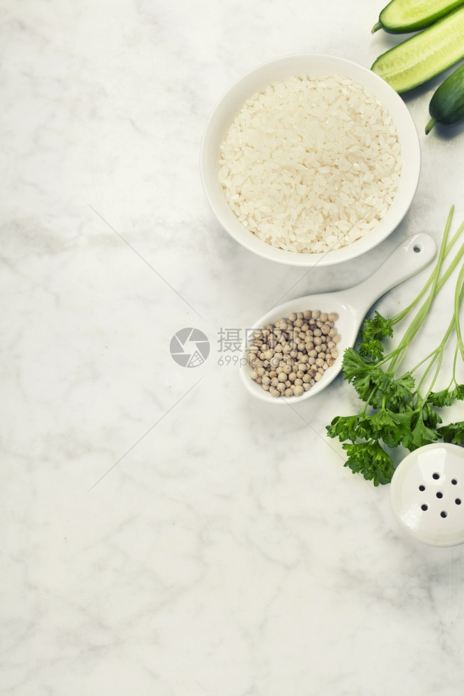 稻米和生新鲜蔬菜烹饪健康饮食或素概念图片