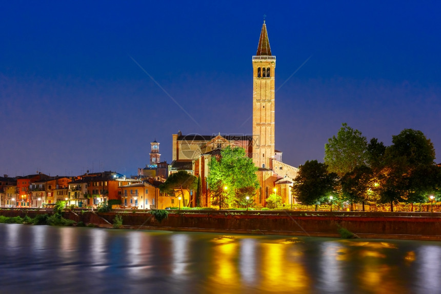 AdigeRiver河堤岸和SantaAnastasia教堂夜间照明意大利维罗纳图片