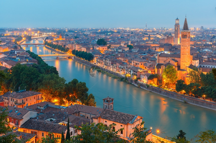 意大利PiazzaleCastelSanPietro的Verona天线与Adige河桥梁圣阿纳斯塔西亚教堂和Torredei图片