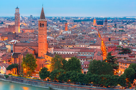 雅思兰黛晚上与阿迪格河圣纳斯塔西亚教堂和TorredeiLamberti或兰贝蒂塔连接的Verona天线见意大利PiazzaleCast背景