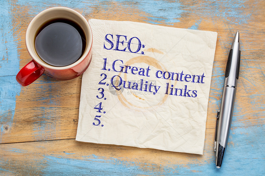 餐巾纸上的SEO搜索引擎优化小费内容丰富和质量链加咖啡杯图片