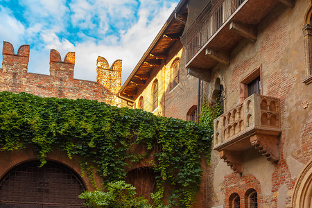意大利维罗纳密欧和朱丽叶之家的Patio和阳台背景