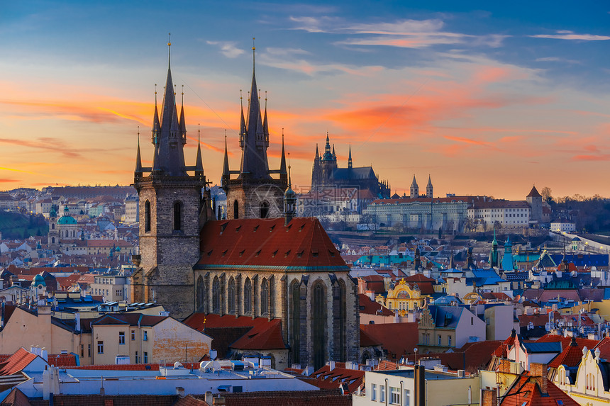 在捷克布拉格日落时分Tyn旧城和布拉格堡前对圣母教堂的空中观察图片